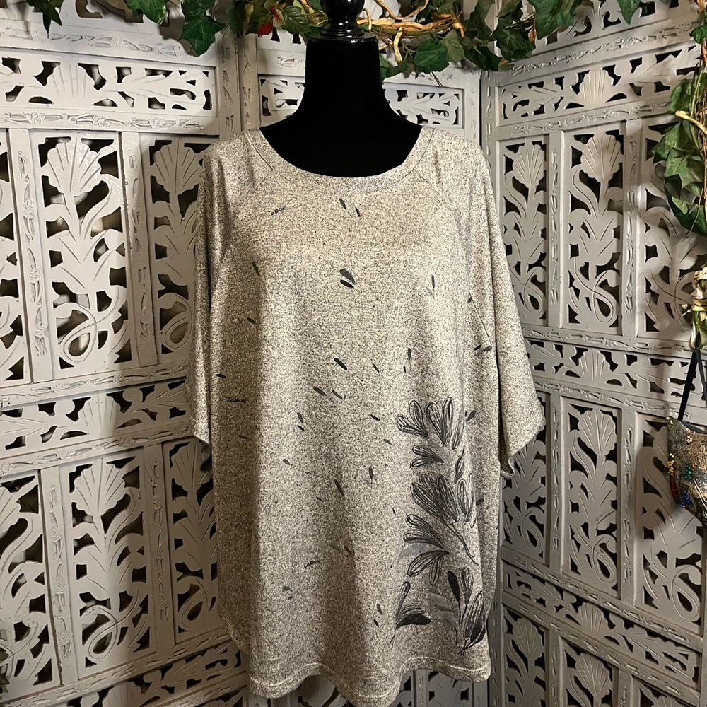 CALIBRE COMFY EXTRA SOFT GREY WITH DARKER GREY DECO FLORAL SHORT SLEEVE PLUS TOP